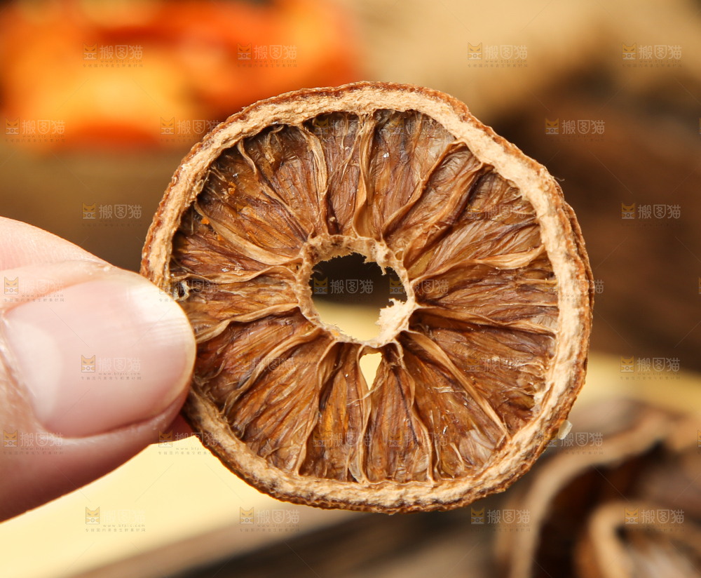 手里拿着干柠檬片