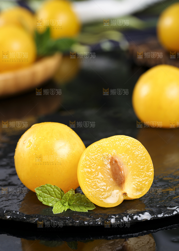 黑底上放着切开的黄金奈李