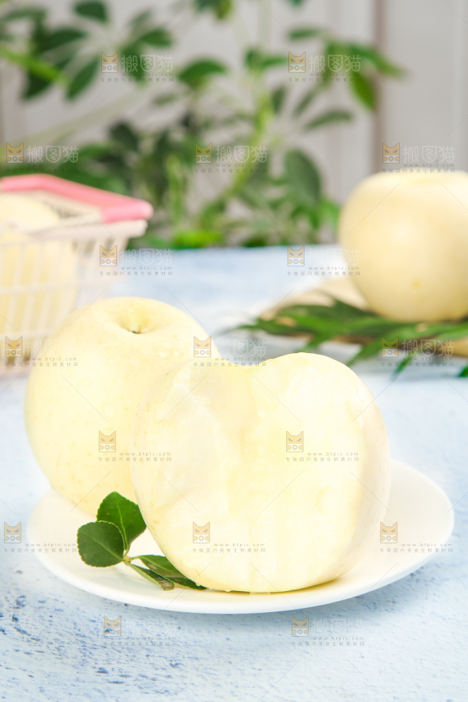 盘子里放着奶油富士苹果