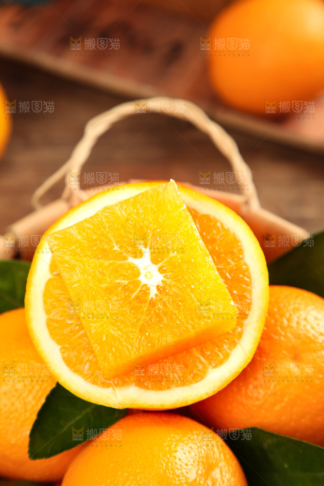 篮子里放着甜橙