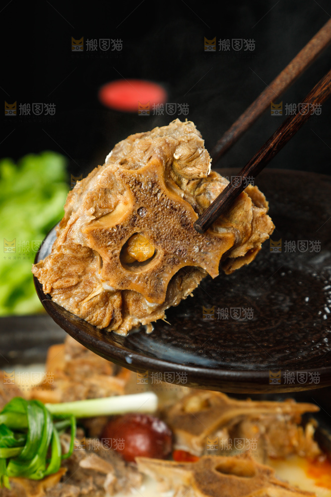 锅里装着羊蝎子汤
