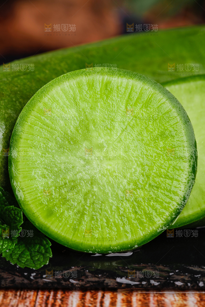深底上放着萝卜