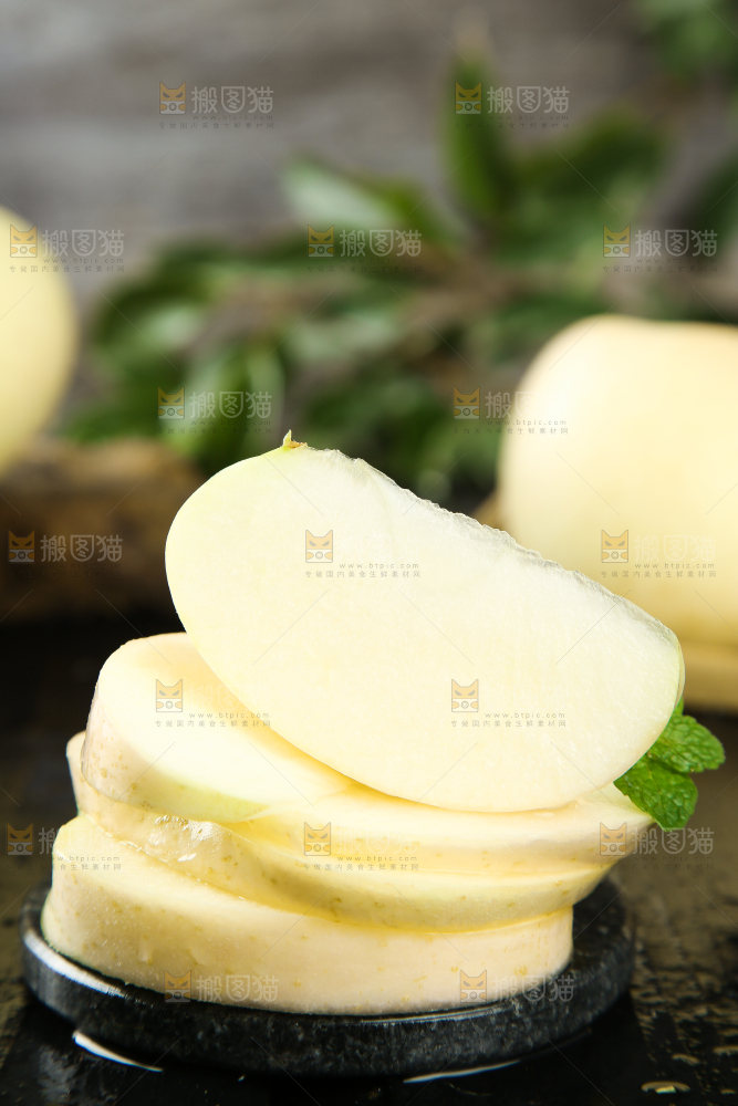 深底上摆放着苹果