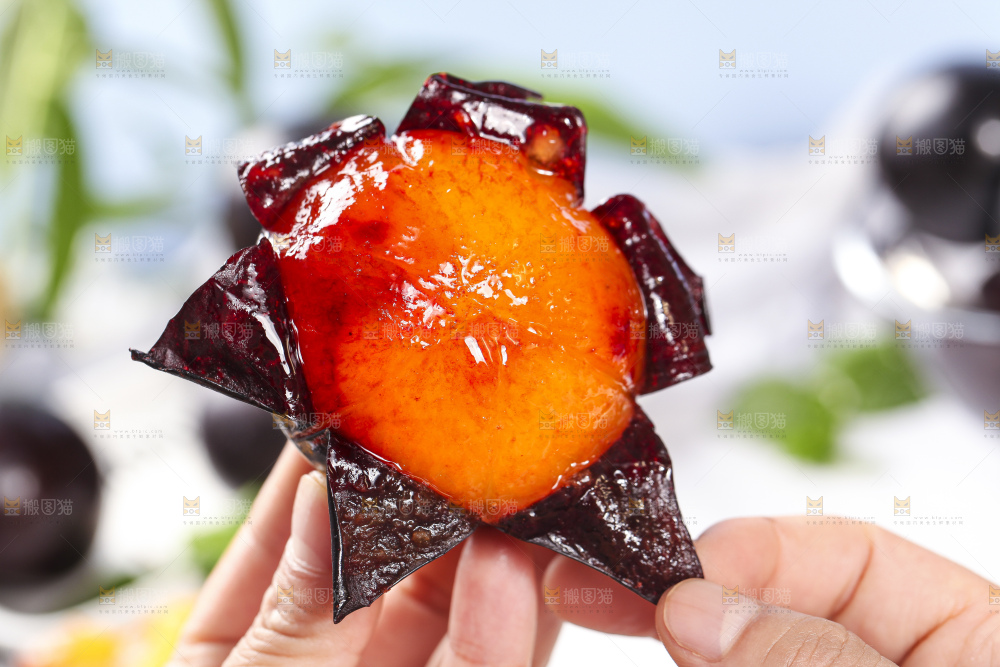 手拿剥皮的黄肉黑布林