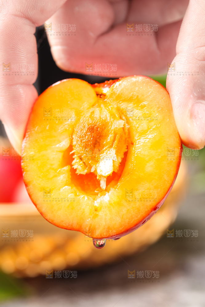 手拿掰开的珍珠李