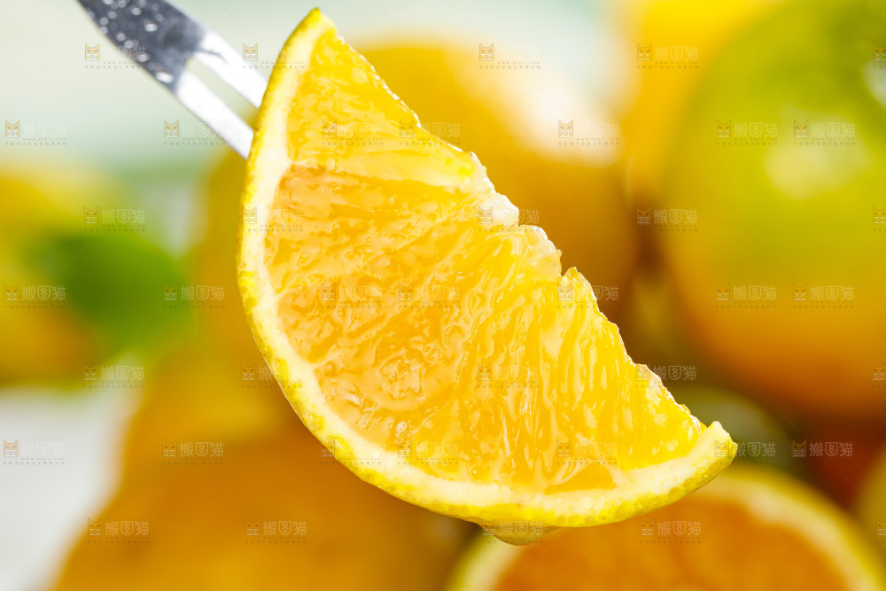 叉子叉着切开的夏橙