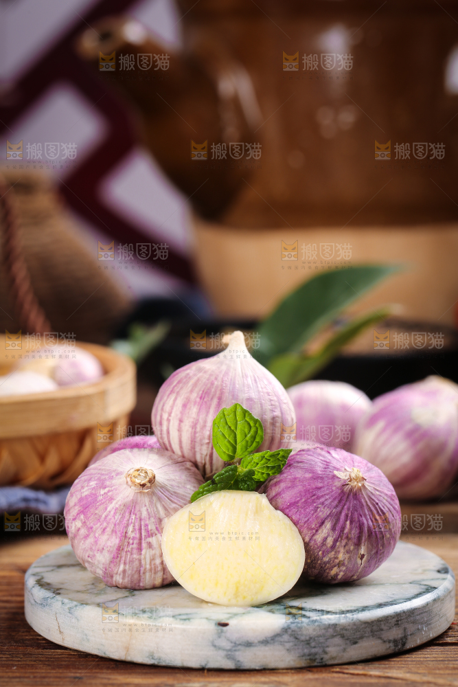 木底上摆放着紫皮独蒜