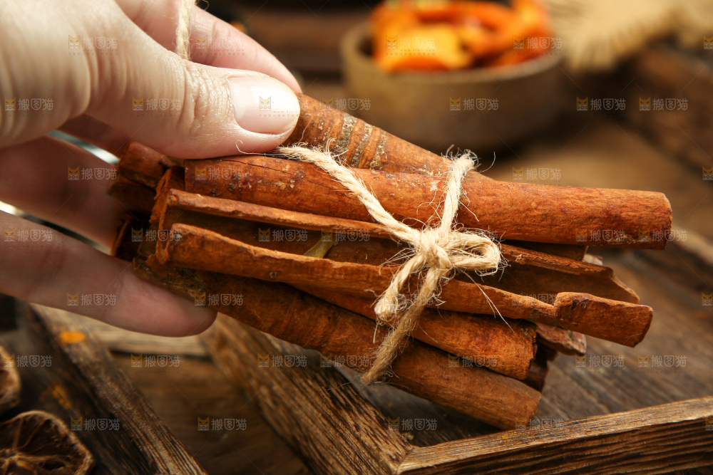 手里拿着桂皮