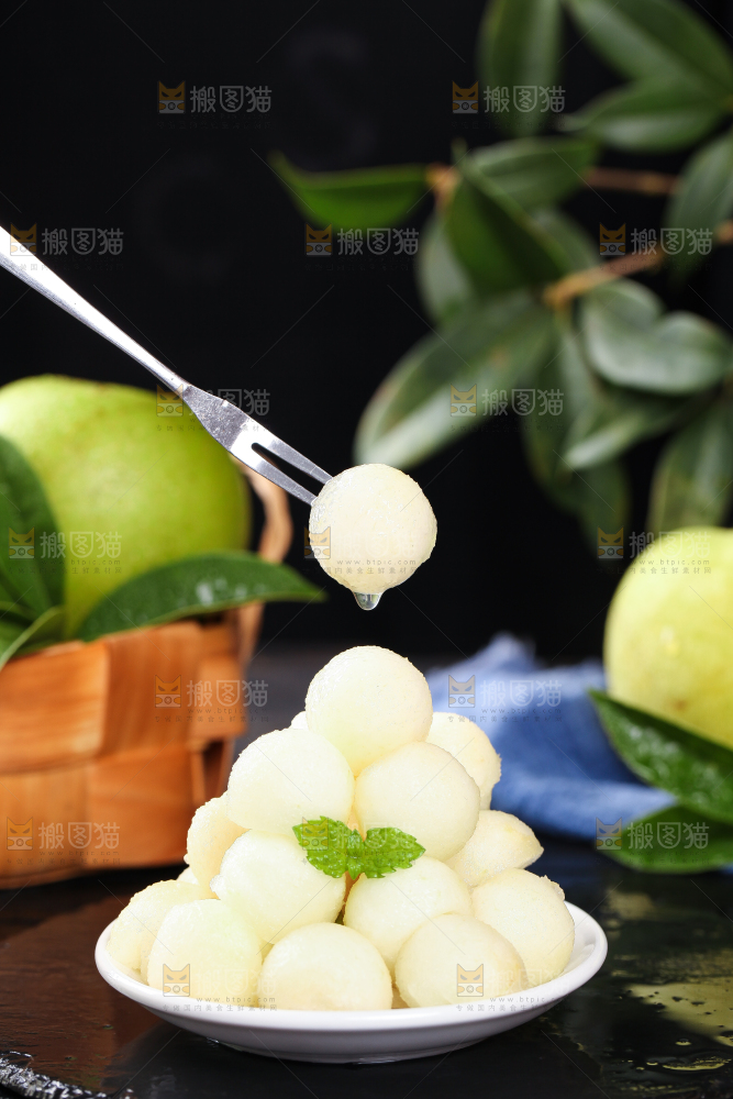 叉子叉着皇冠青梨果肉