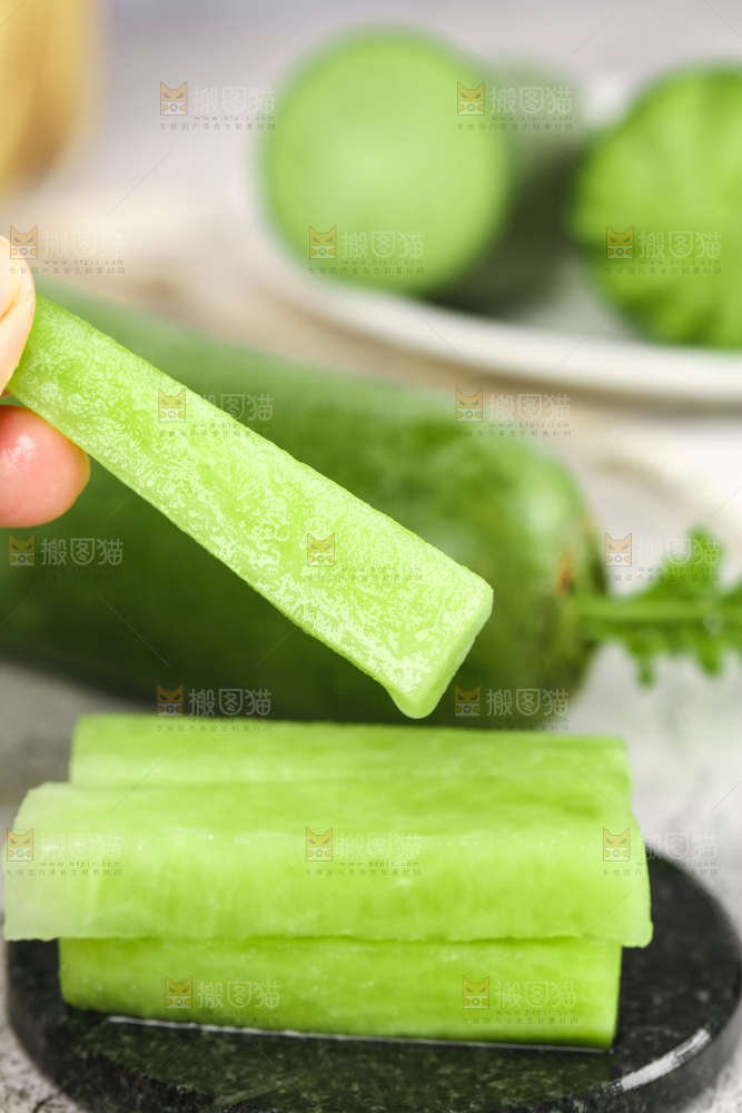 手里拿着青萝卜