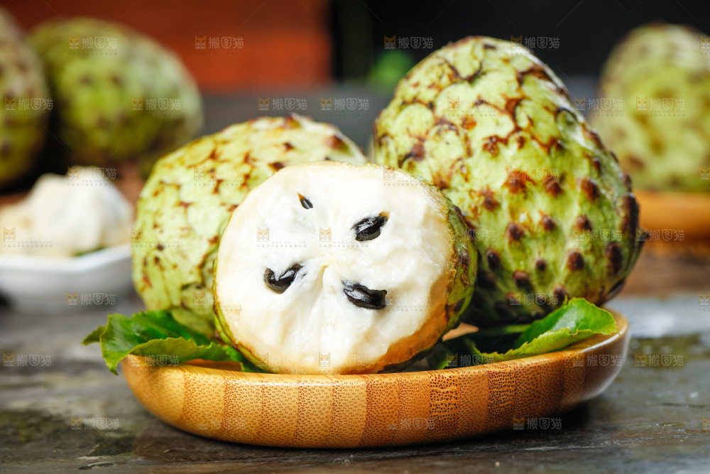 盘子里装着释迦果