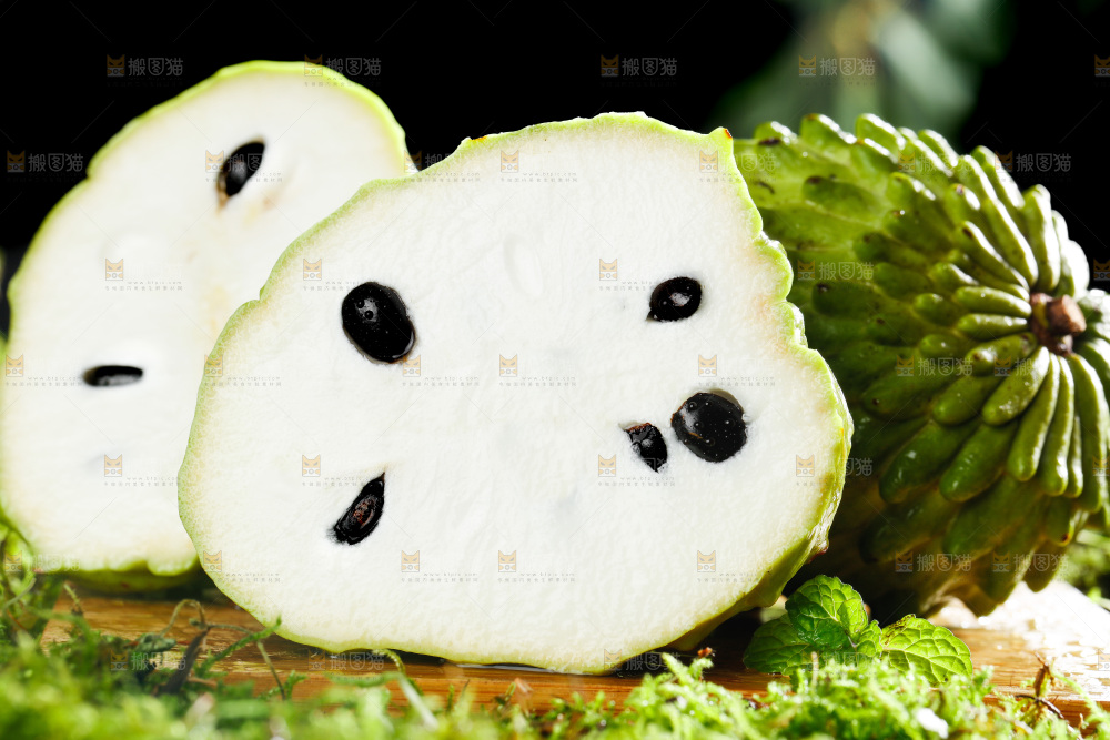 绿草地上摆放着释迦果