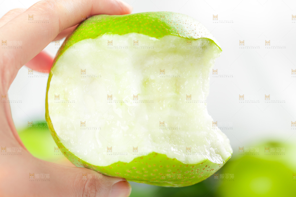手拿青皇冠梨