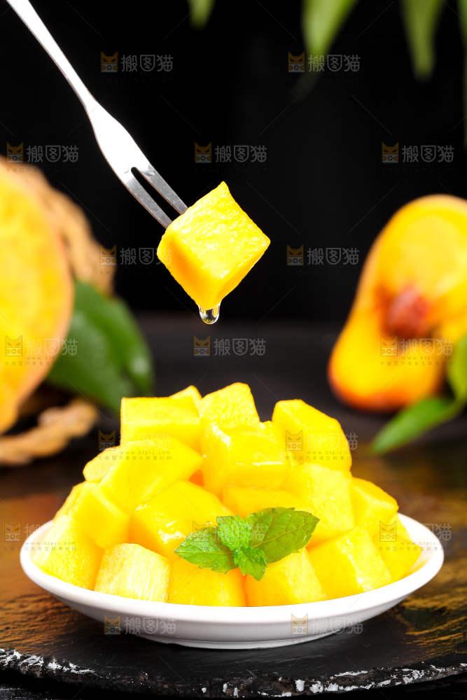 叉子叉着一块黄蟠桃果肉