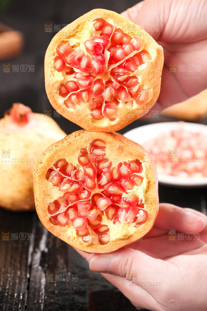 手拿销开的石榴