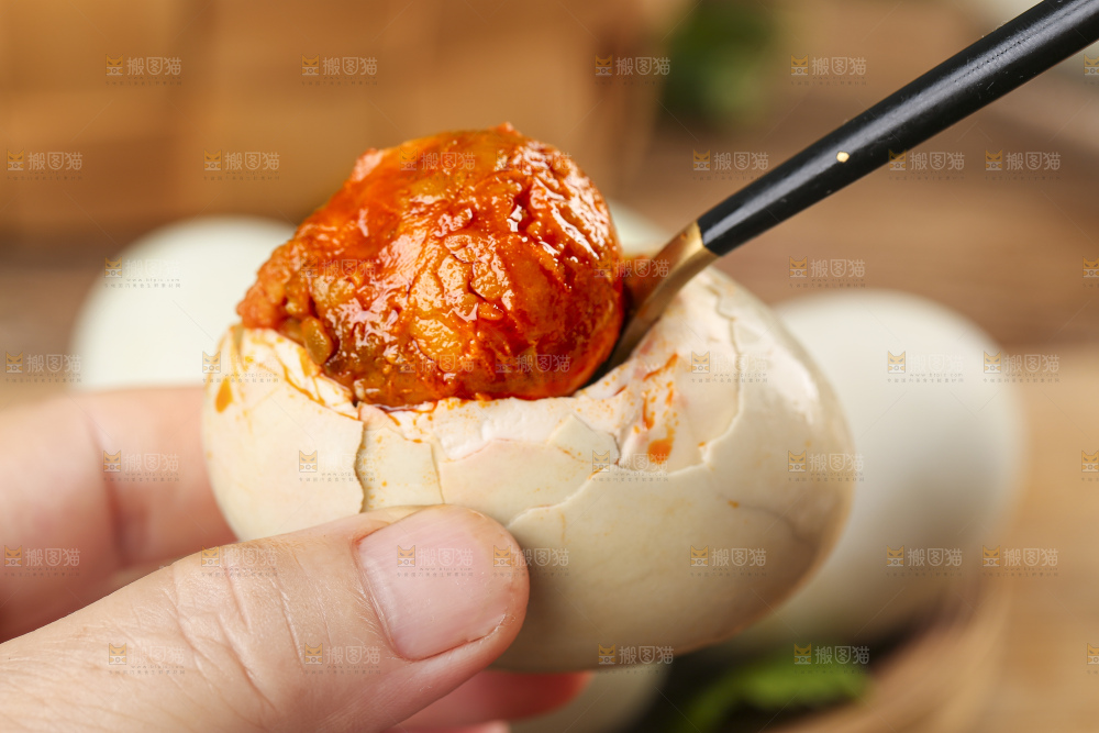 木底上勺子里装着流油的咸鸭蛋黄