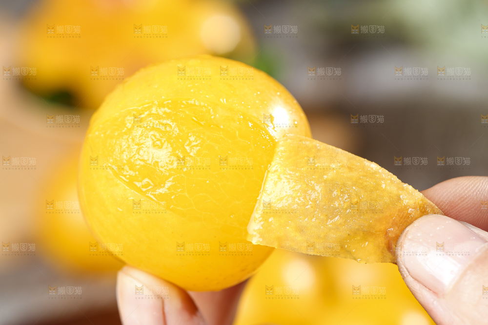 手拿剥皮的黄金奈李
