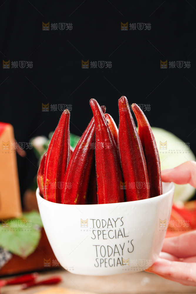 手拿一碗红色秋葵