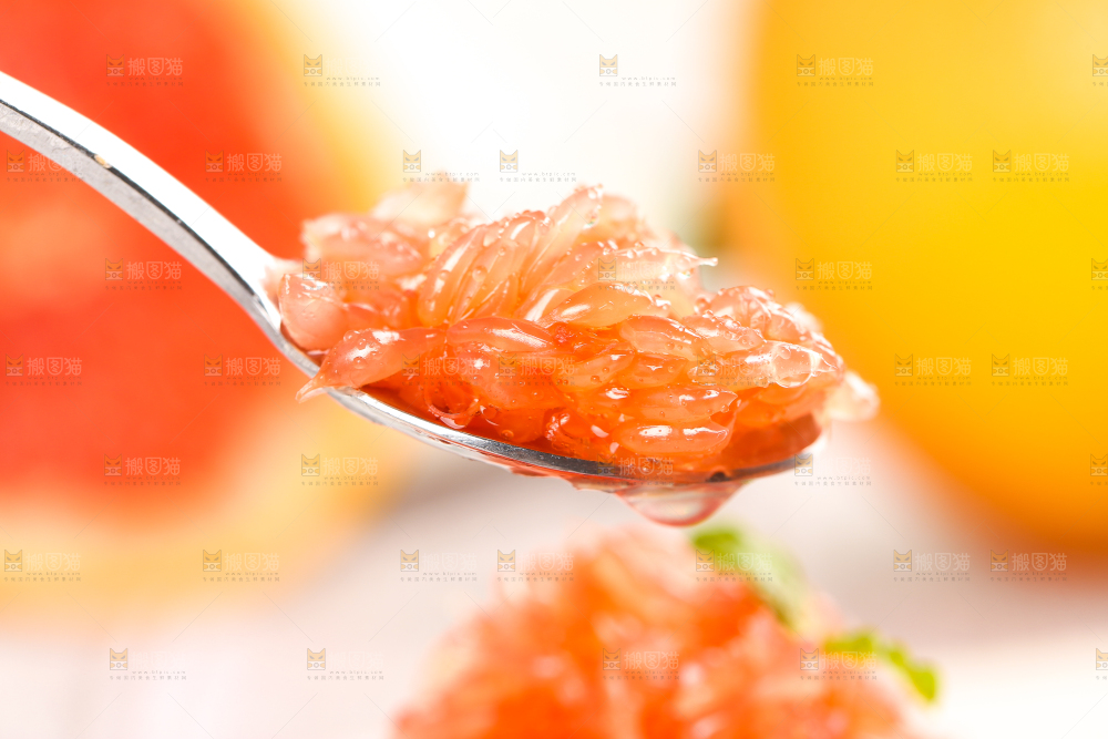勺子里的红心西柚果肉
