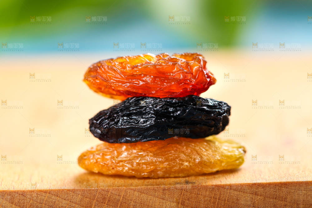 木板上的三色吐鲁番葡萄干