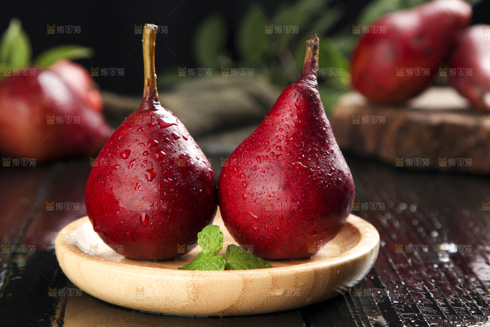 黑石板上放着一碟啤酒梨