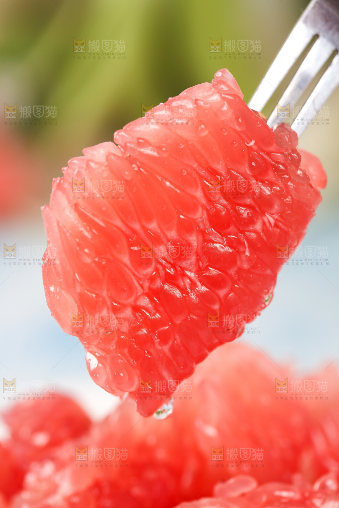 叉子叉着红心柚子果肉