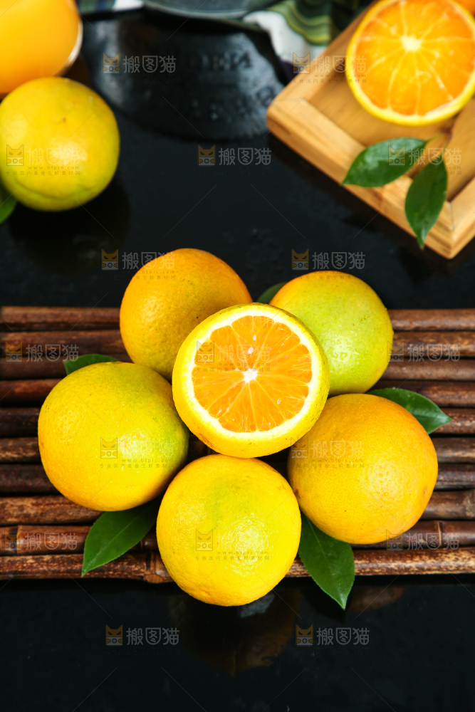 深底上放着切开的夏橙