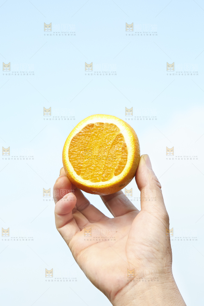 手拿切开的夏橙