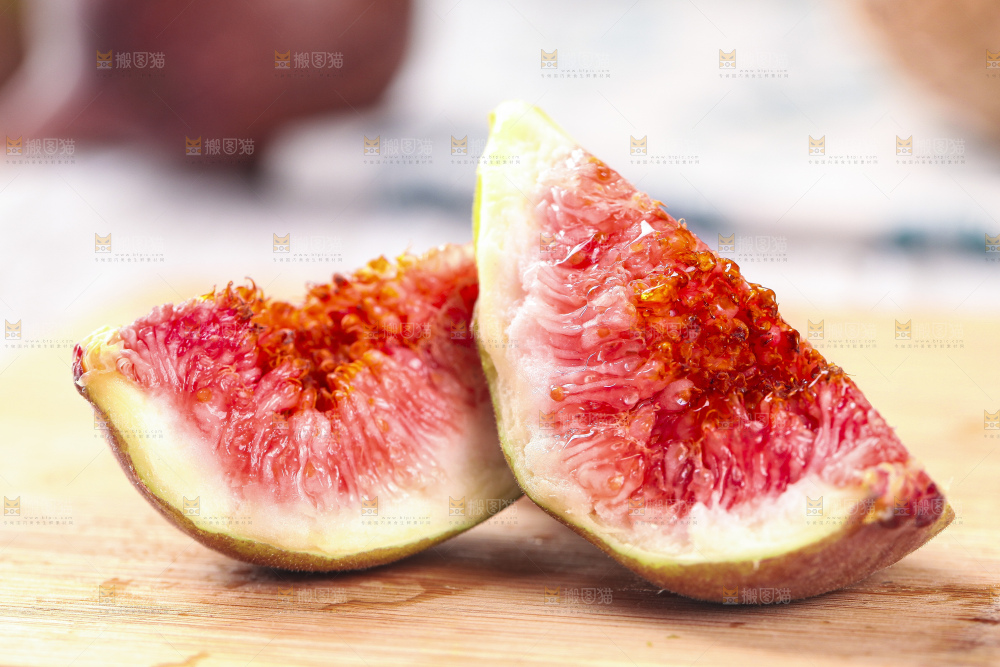 切开的无花果放在木底上