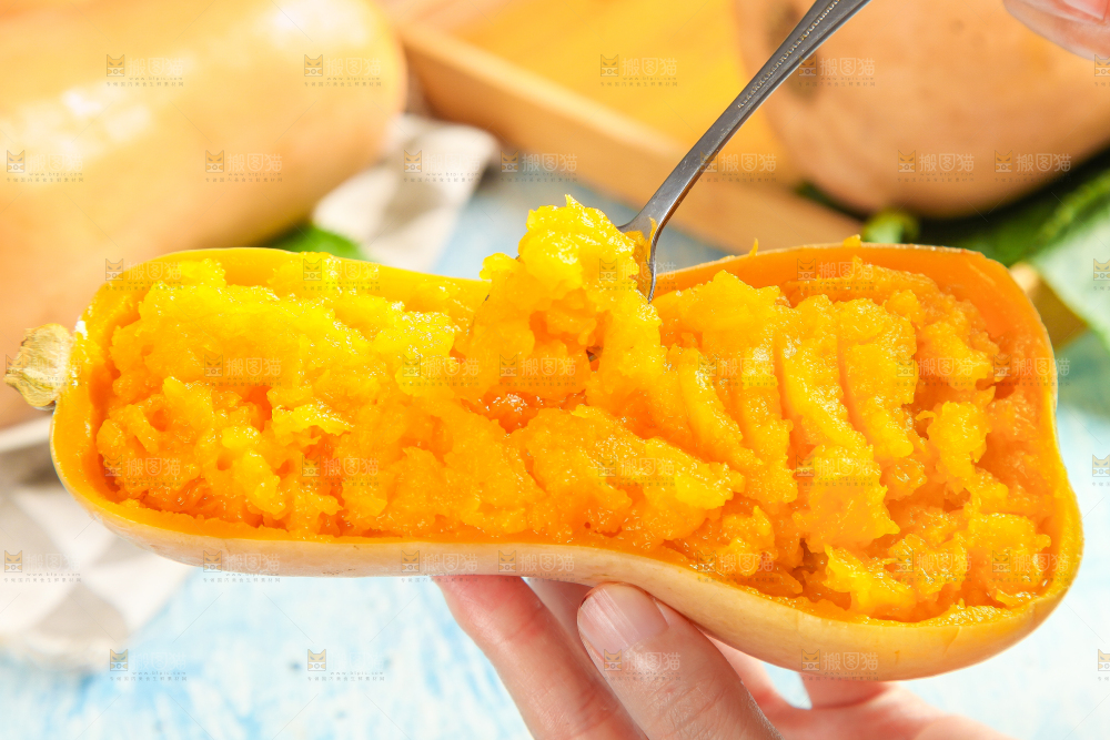 勺子里的南瓜泥