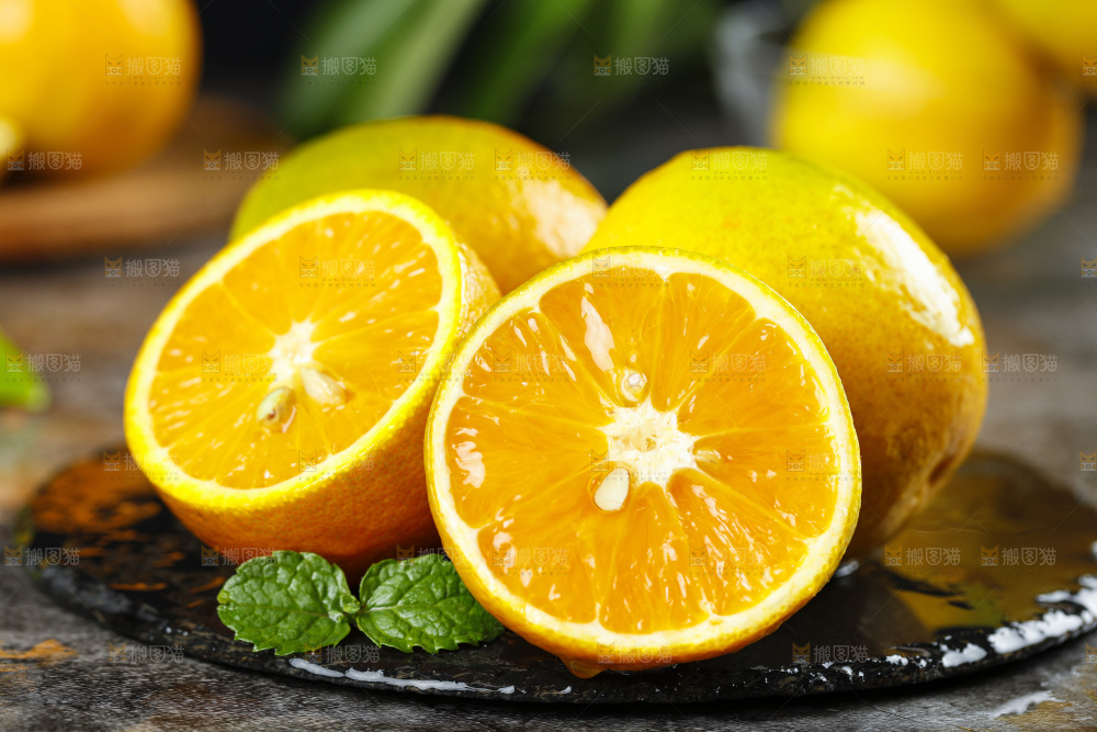 黑石板上放着切开的夏橙