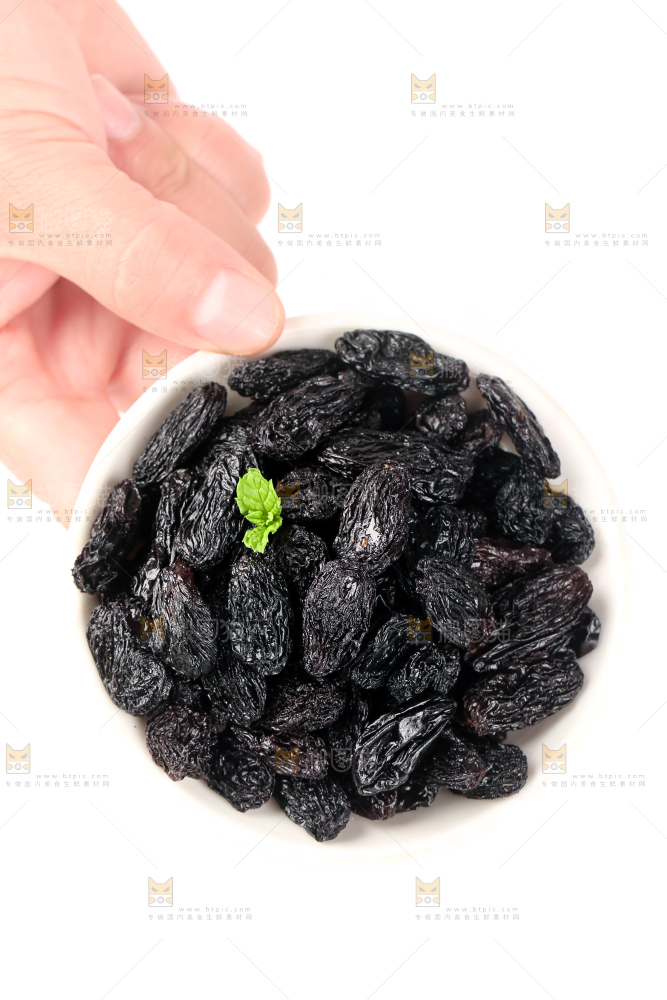 白底上手拿一碟黑加仑葡萄干