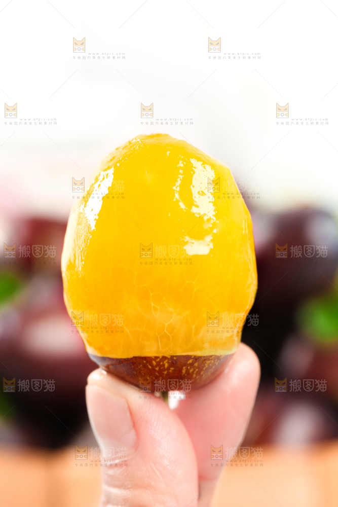 手拿剥皮的西梅