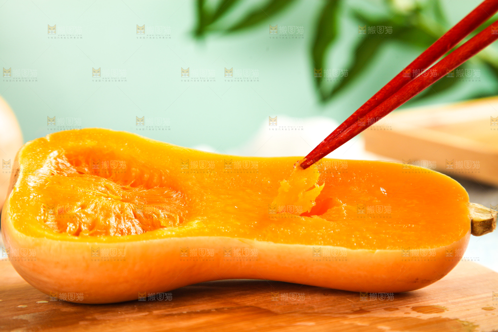 木板上放着蒸熟的南瓜