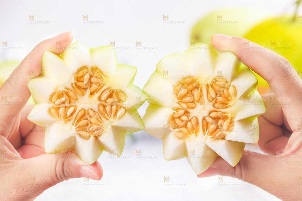 手拿切开的东北香瓜