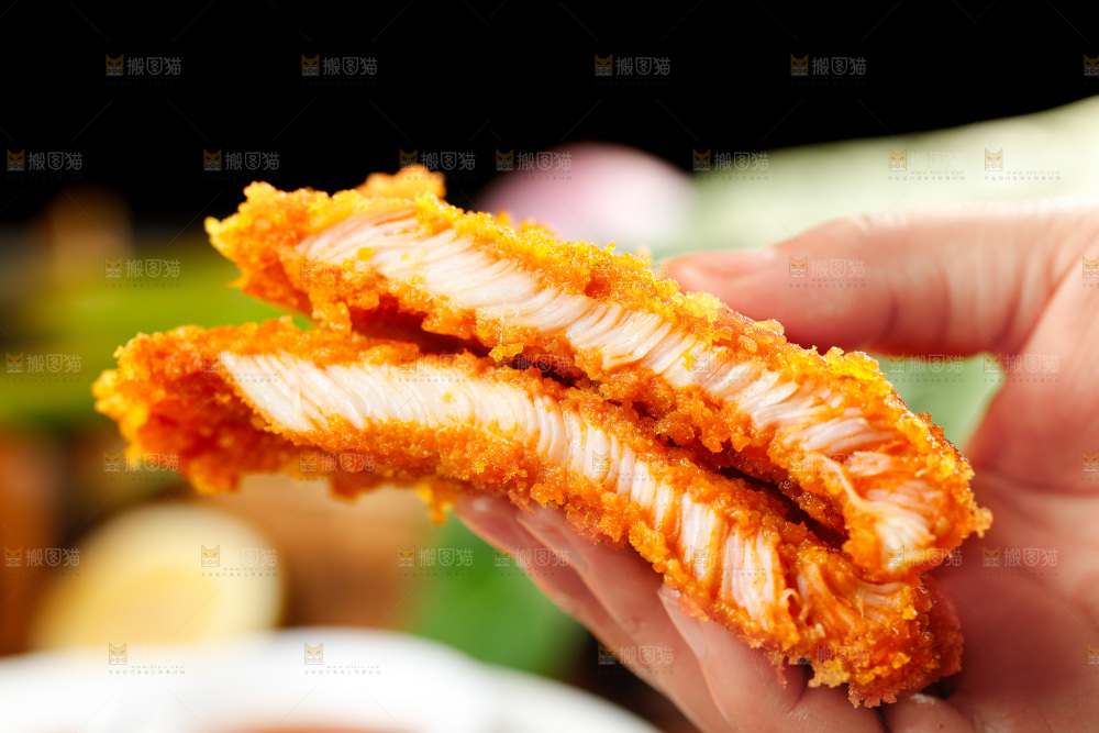 手拿撕开的炸鸡排
