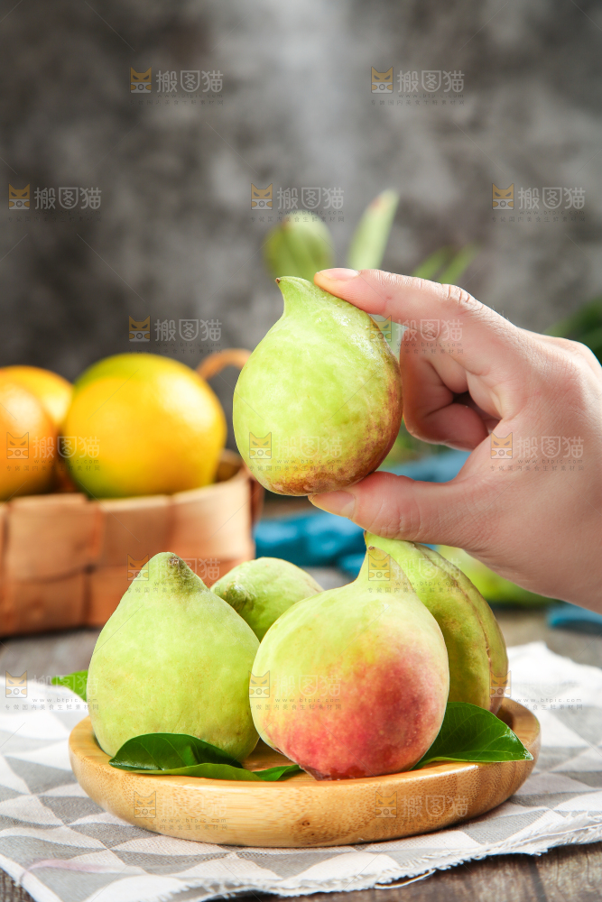 手拿鹰嘴桃