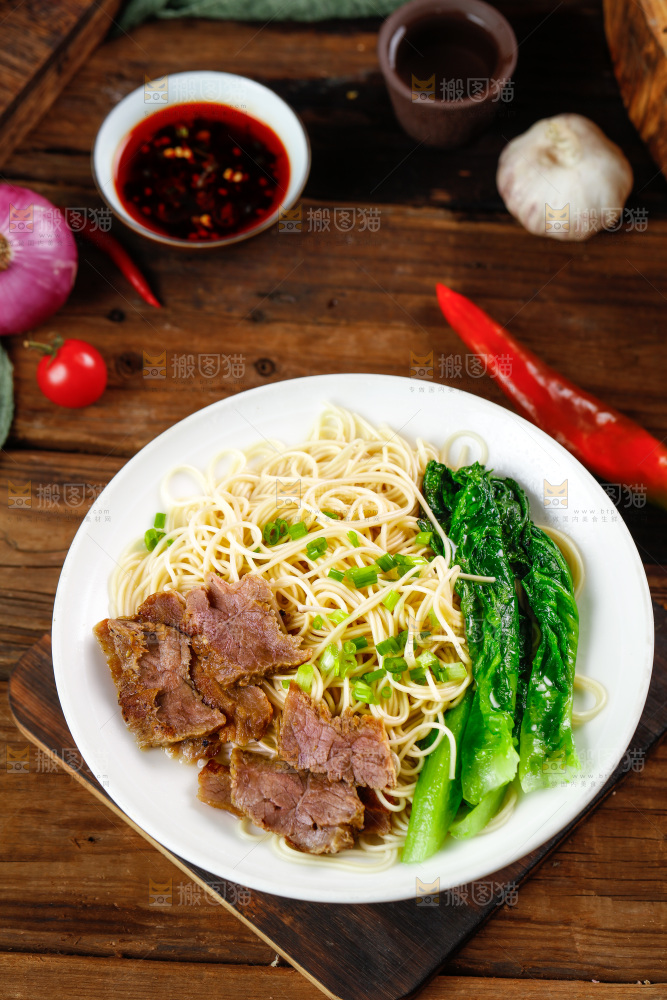 木底上放着一碗牛肉面