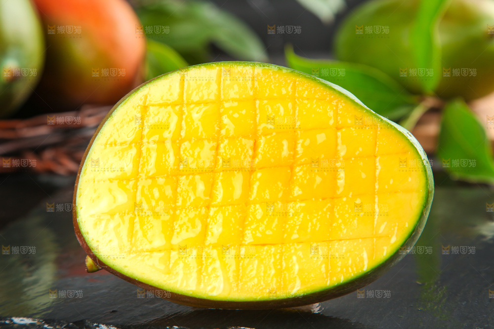 黑石板上放着切开的攀枝花凯特芒