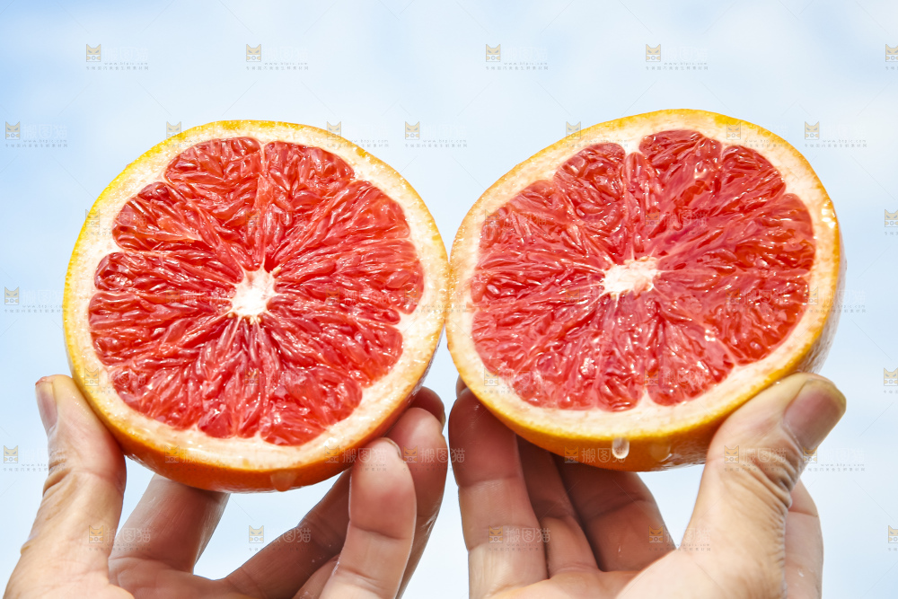 手拿切开的红心西柚