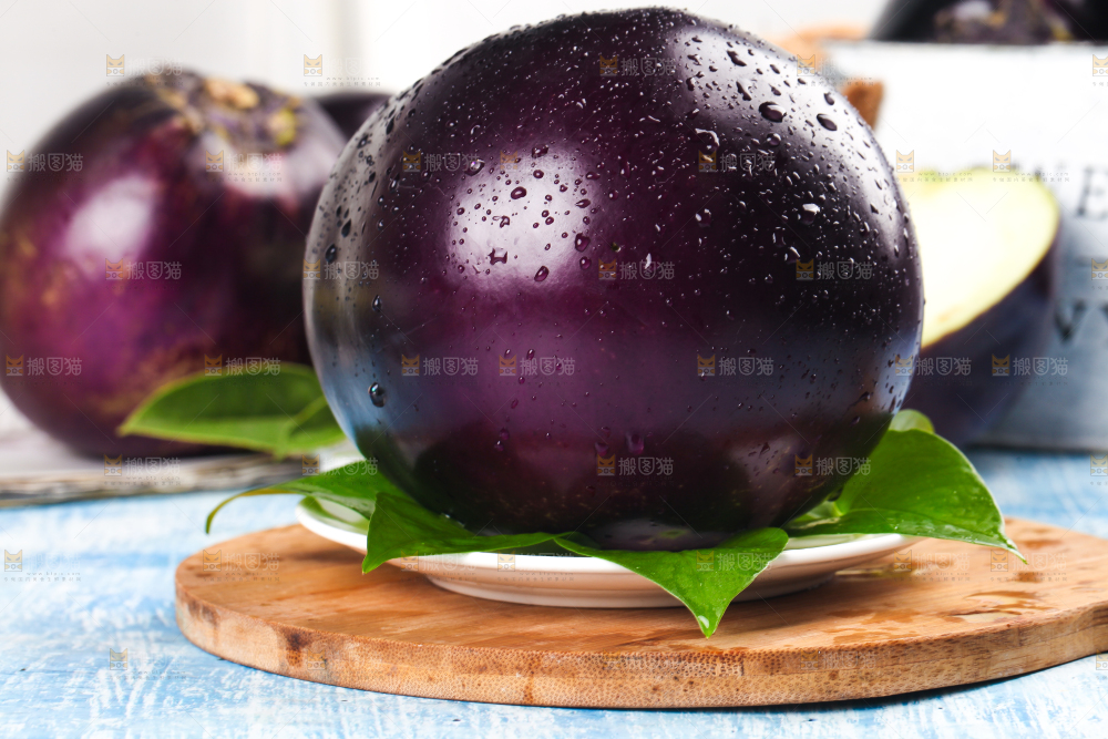 盘子里的紫圆茄子