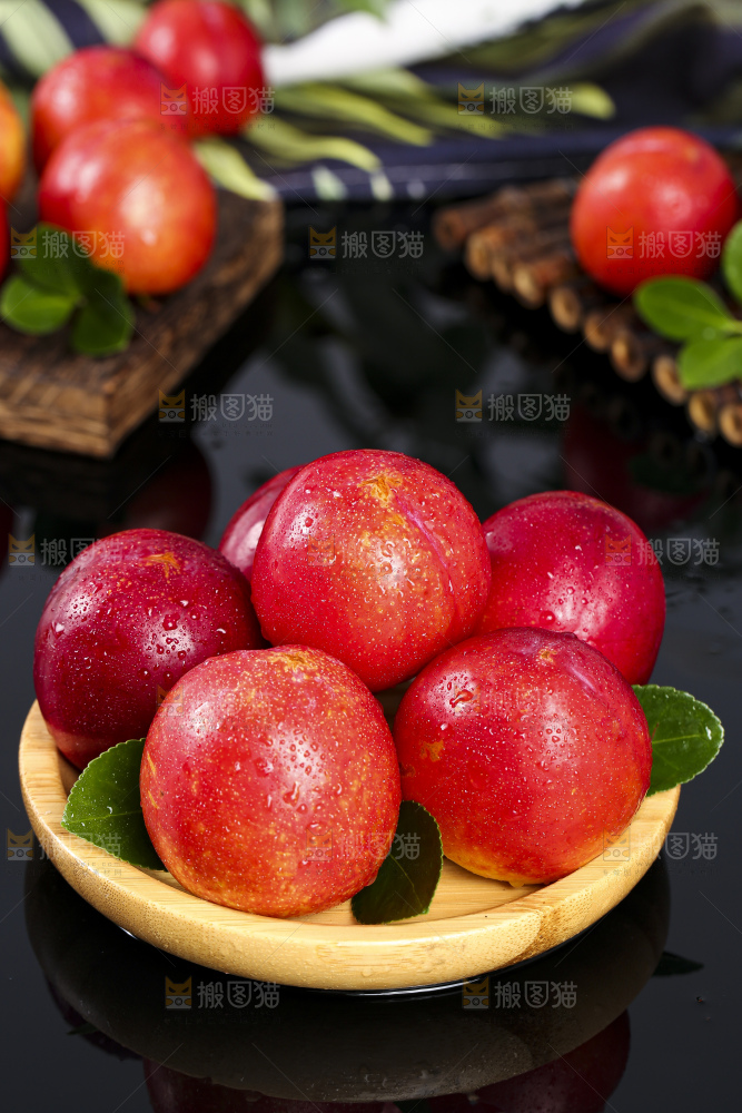 一盘珍珠李放在石板上
