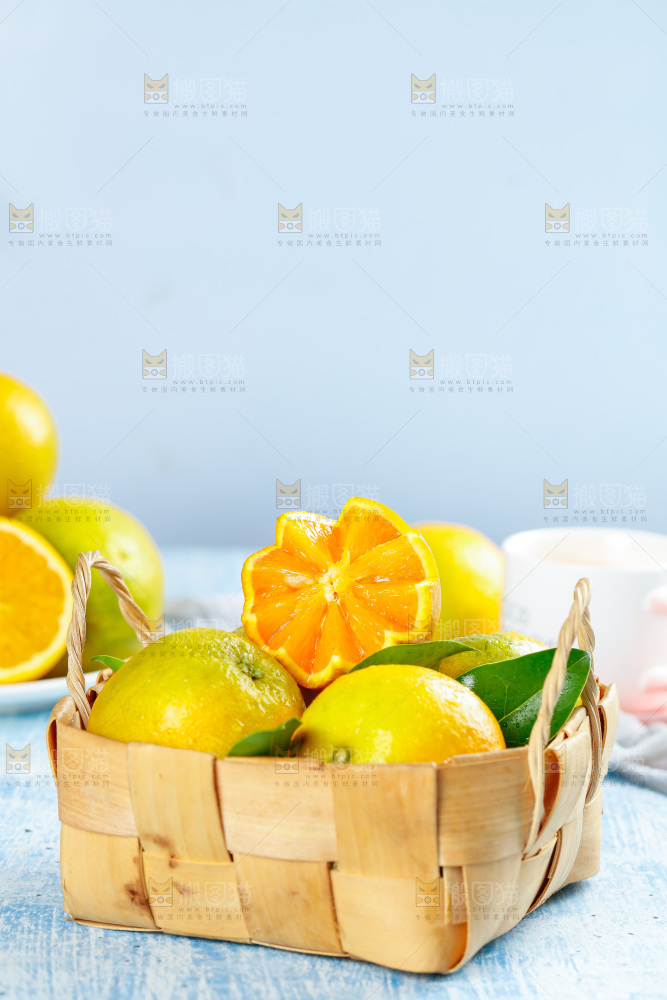 蓝底上放着一筐夏橙