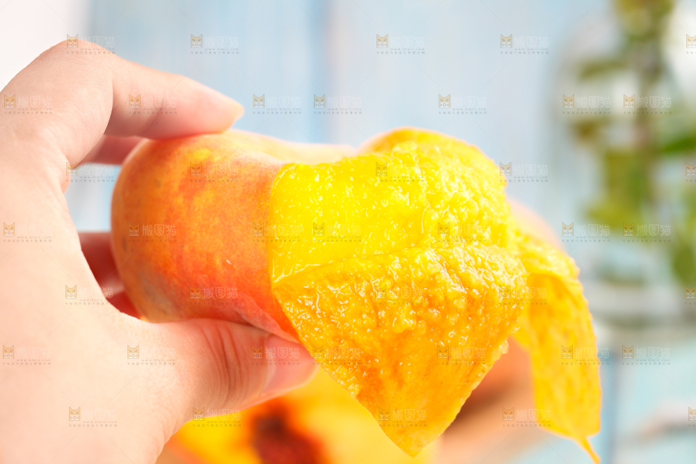 手拿剥皮的黄蟠桃