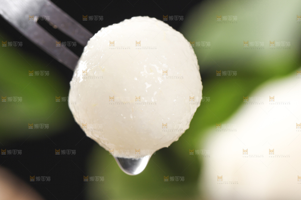叉子叉着黄花梨果肉