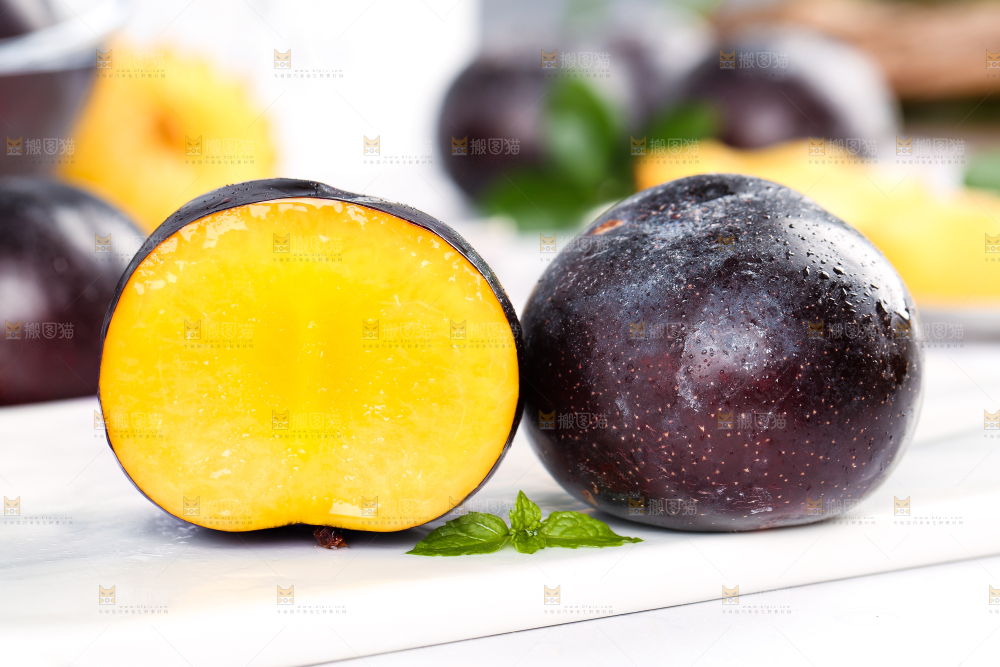 白石板上放着切开的智利黑布林