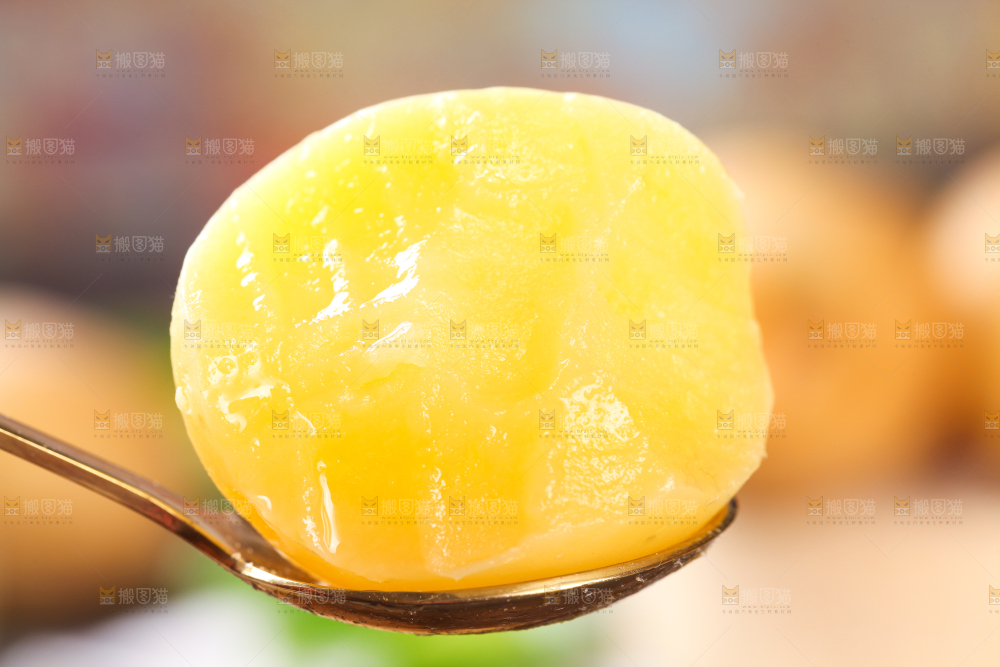 勺子里剥皮的黄心熟土豆
