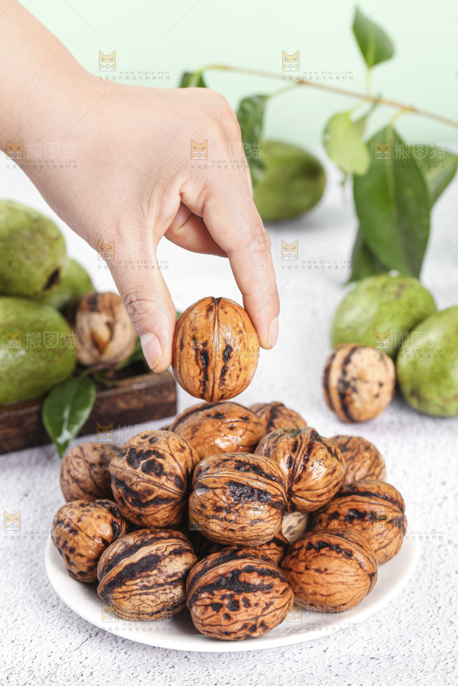 手拿一个新鲜去皮湿核桃