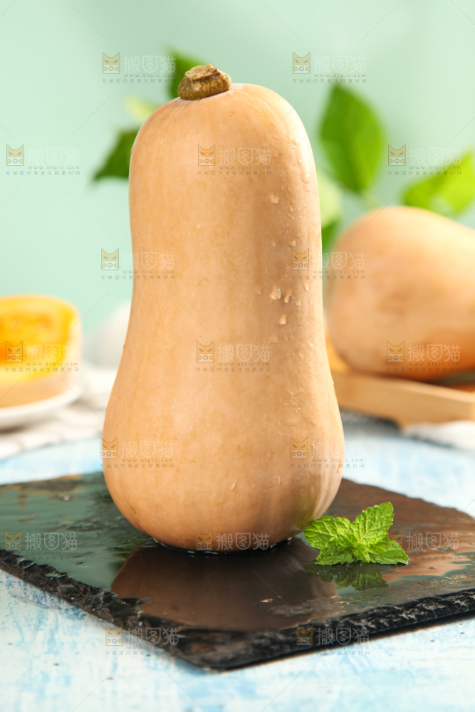 黑石板上的奶油南瓜