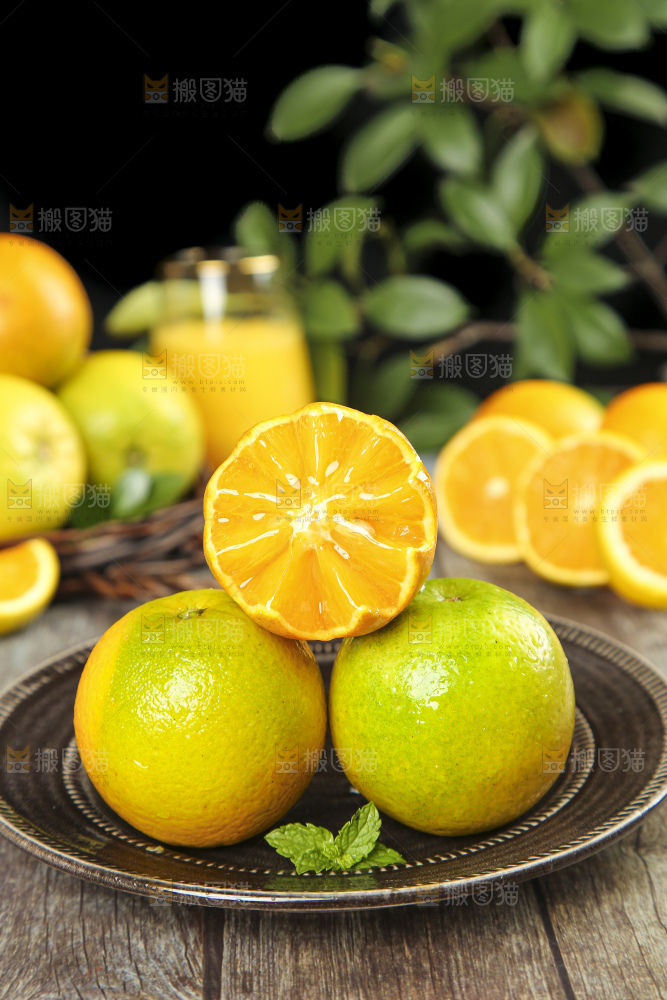 木底上放着一盘切开的湖南夏橙